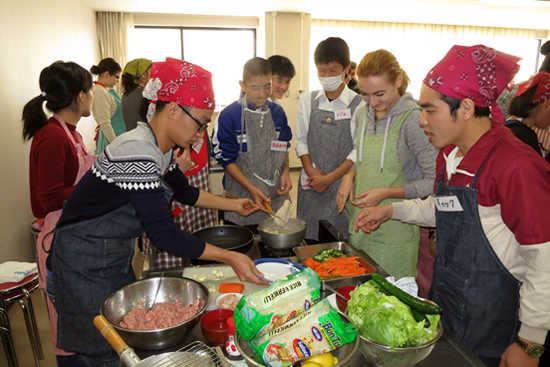 中・高校生と在日外国人との食文化交流