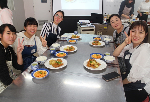 中高生と外国人のクッキング交流　2枚目